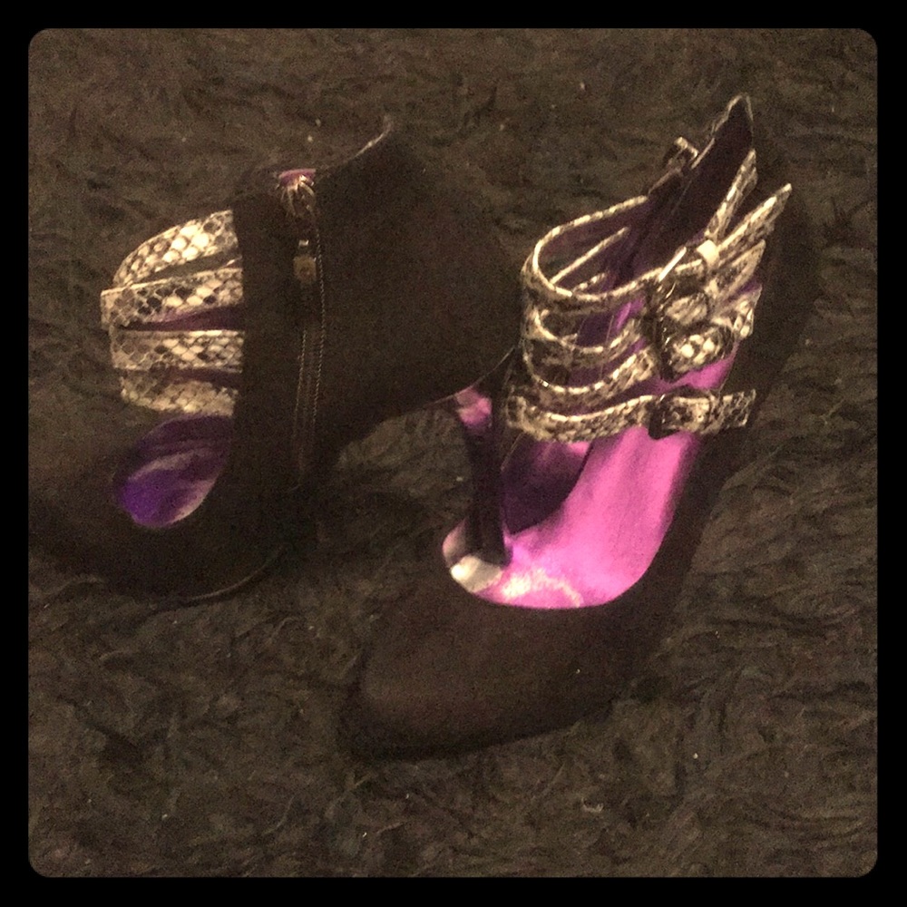Guess strapped ankle pumps